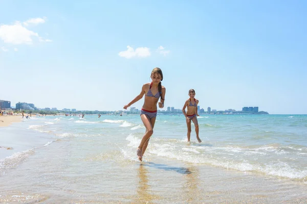 Two Girlfriends Run Coastal Strip Sea Coast — Stock Photo, Image