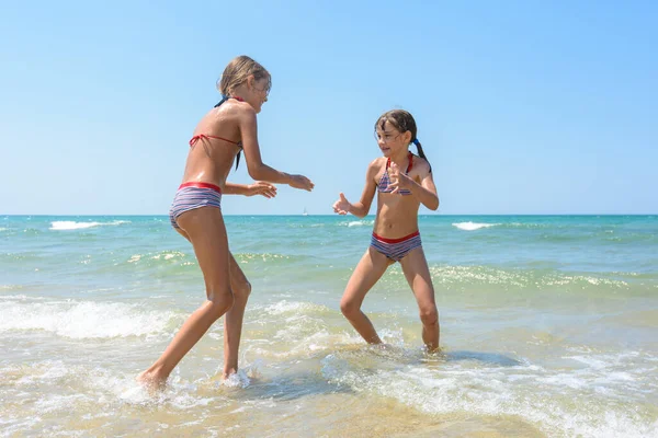 Две Девушки Играют Драку Берегу Моря Воде — стоковое фото