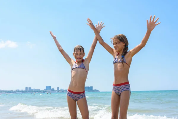 Duas Meninas Alegremente Levantaram Mãos Mar Férias Natação — Fotografia de Stock