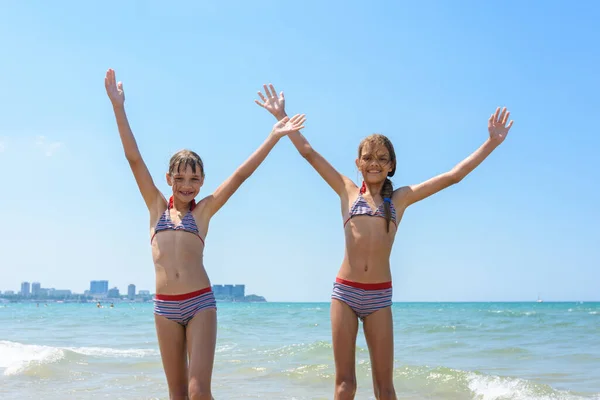 Две Девушки Радостно Подняли Руки Берегу Моря — стоковое фото