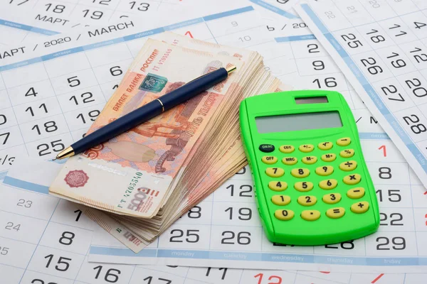 Hay Fajo Dinero Calendario Una Calculadora Una Pluma —  Fotos de Stock