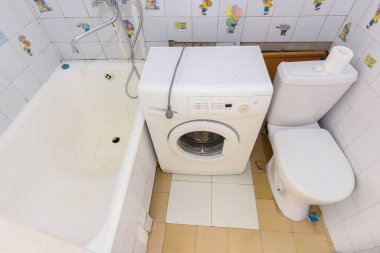 Anapa, Rusya - 25 Haziran 2020: Küçük, eski, birleşik bir banyonun içi