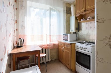 Anapa, Rusya - 25 Haziran 2020: Tarihi geçmiş bir iç mekanı olan küçük bir dairede mutfak