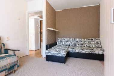 Anapa, Rusya - 25 Haziran 2020: Bir pansiyonda eski, köhne bir dairenin içi