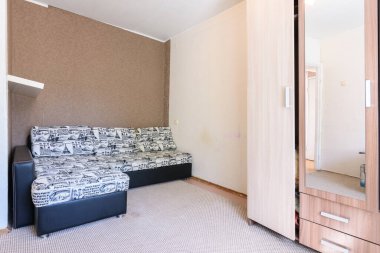 Anapa, Rusya - 25 Haziran 2020: Eski bir yurt odasının içi