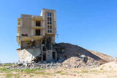 Nehir kenarında yasa dışı olarak inşa edilmiş bir evin yıkılması.