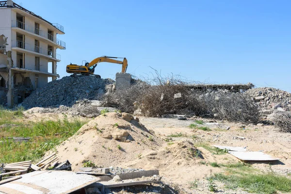 Excavator with hydraulic hammer dismantling a building — Stock Image Excavator Hydraulic Hammer Dismantling Building Stock Image