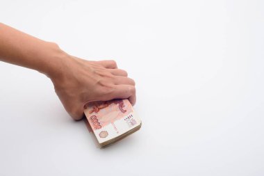 El, beyaz bir arkaplandan beş bin dolarlık bir paket alır.
