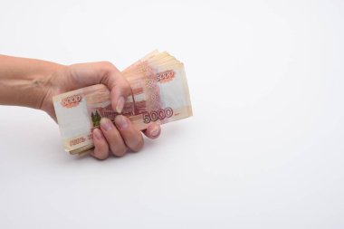 El, bir yumrukta beş bin dolarlık banknot tutar.