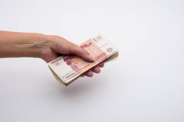 El, beş bin dolarlık banknot tutuyor.