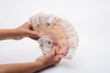 Çerçevedeki el, banknotlardaki paranın miktarını gösteriyor.