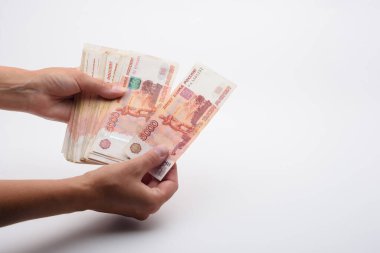 Eller beş bin Rus banknotunu sayar.