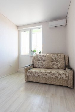 Kiralık odanın içi, balkona çıkış manzarası, kanepe ve havalandırma.