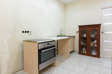 Dairenin yenilenmesi sırasında kurulan geçici bir bütçe mutfağının içi.