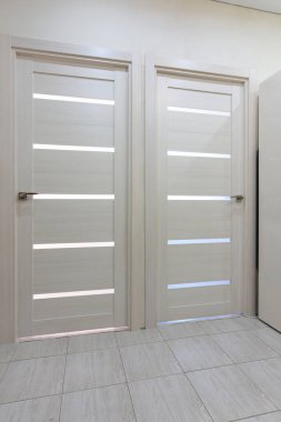 Dairedeki iki iç kapı kapanıyor.