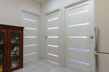 Dairenin üç iç kapısı var. Kapatın.