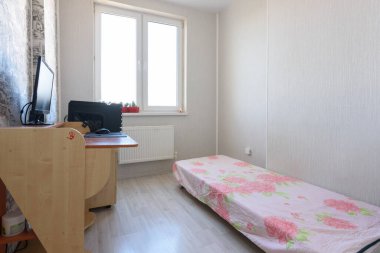 Anapa, Rusya - 22 Haziran 2020: Bekar yatak odası iç mekan, seyrek iç mekan ve bilgisayar masası