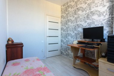 Anapa, Rusya - 22 Haziran 2020: Kötü mobilyalar ve bilgisayar masası olan yatak odası içi