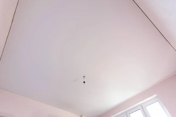 Esticar Teto Branco Fosco Interior Uma Sala Quadrada — Fotografia de Stock