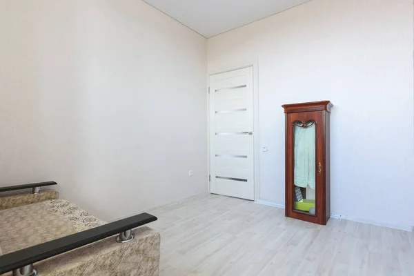 Interior Pequeno Quarto Modesto Com Mobília Muito Pobre — Fotografia de Stock