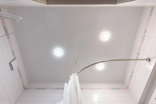 バスルームに3つのスポットライト付きのストレッチ天井 — ストック写真