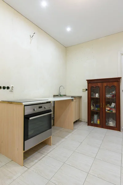 アパートの改装の期間のために組み立て予算キッチンのインテリア — ストック写真