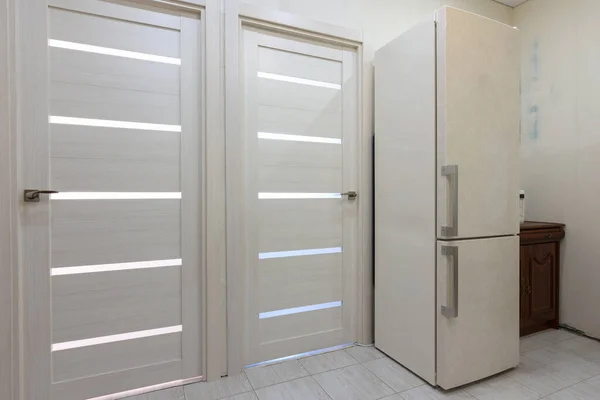 Дві Міжкімнатні Двері Квартирі Праворуч Холодильник — стокове фото