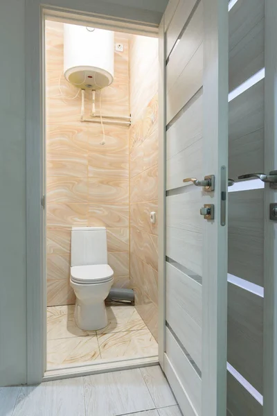 Открытая Дверь Небольшой Туалет Водонагреватель Расположен Наверху — стоковое фото