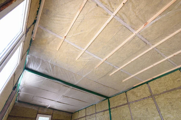 Izolacja Dachu Wewnątrz Wełną Mineralną Drewnianym Domku Wsi — Zdjęcie stockowe