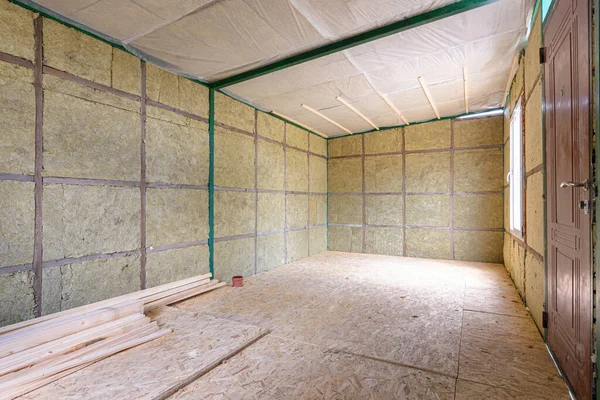 保温室正在建造的郊区房间的内部 与室内隔绝 带有软的保温材料 — 图库照片