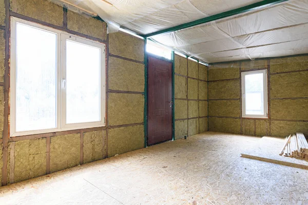 Bir kır evinin iç duvarının parçası, duvar termal olarak mineral levhalarla izole edilmiş.