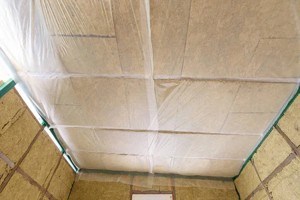 Geïsoleerd Plafond Van Een Landhuis Isolatie Afgesloten Met Een Dampwerende — Stockfoto