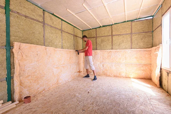 Lavoratore Sta Installando Rotolo Isolamento Nella Costruzione Una Casa Campagna — Foto Stock