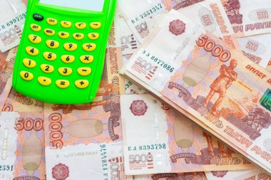 Beş bininci Rus banknotları ve bir hesap makinesi.
