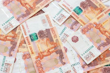 Rus banknotlarının beşte biri masanın üzerinde düzensiz bir şekilde yatıyor.