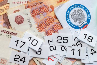 Anapa, Rusya - 6 Temmuz 2020: Beş bininci Rus banknotları Federal Vergi Dairesi 'nden bir mektup ve takvimin tarihlerini taşıyor