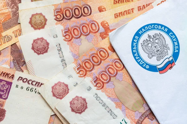 Anapa, Rusya - 6 Temmuz 2020: Rus banknotlarının beşte biri Federal Vergi Dairesinden bir mektup taşıyor