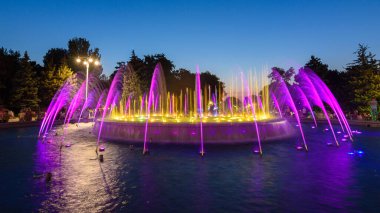 Anapa, Rusya - 17 Temmuz 2020: Gün batımından sonraki güzel çeşme. Çeşme, Anapa tatil beldesinin belediye binasının yakınında yer almaktadır.