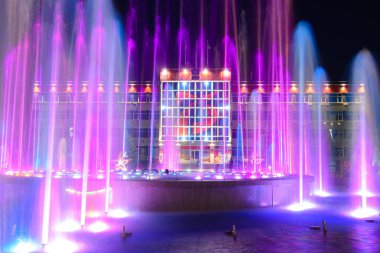 Anapa, Rusya - 17 Temmuz 2020: Anapa tatil beldesi yönetiminin yakınlardaki çeşmeden geçişi