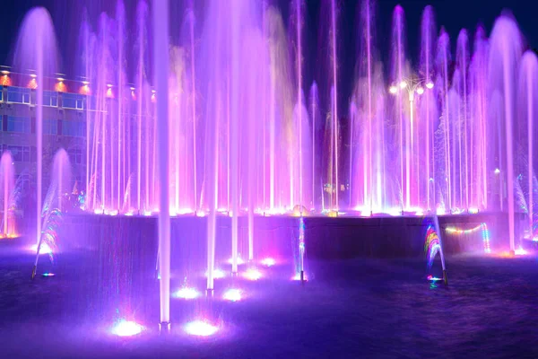 在喷泉的垂直喷射气流的近距离拍摄下 喷泉被安装在位于阿纳帕市行政大楼附近的苏联广场上 — 图库照片