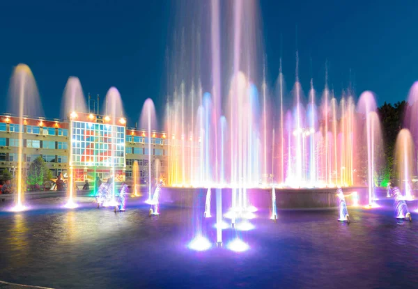 俄罗斯安纳帕 2020年7月17日 在安纳帕度假胜地的城市行政大楼前 许多垂直方向的喷泉喷流 — 图库照片