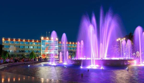 俄罗斯阿纳帕市 2020年7月17日 日落后的全景 位于阿纳帕市旅游胜地及其前面的一座巨大美丽的喷泉 — 图库照片