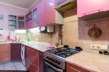Kiralık mobilyalı bir dairede küçük bir mutfak seti.