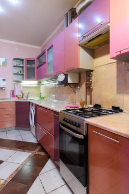 Kiralık, dikey çerçeve için bir dairede mutfak ayarlandı