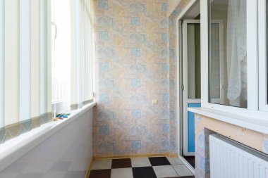 Anapa, Rusya - 3 Mart 2020: Çok katlı bir apartmanın küçük camlı balkonunda pencereler panjurlarla kapalıdır