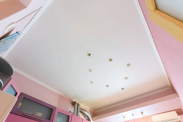 キッチンの内部にマットな天井を伸ばし ライトがオフになっています — ストック写真