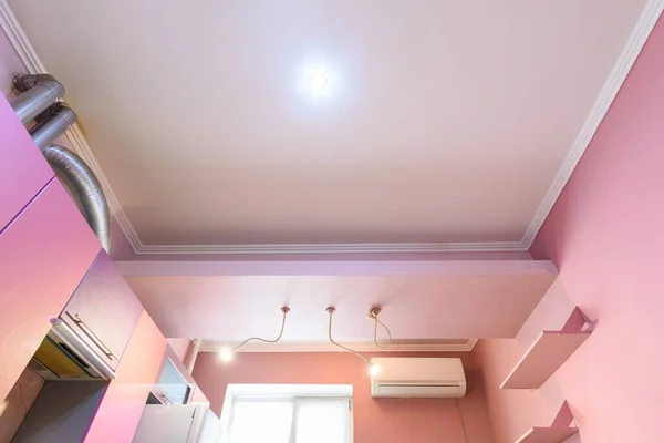 台所の内部のマルチレベルの石膏ボードの天井 — ストック写真