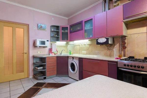 Moderne Schöne Bewohnbare Küche Einer Kleinen Wohnung — Stockfoto