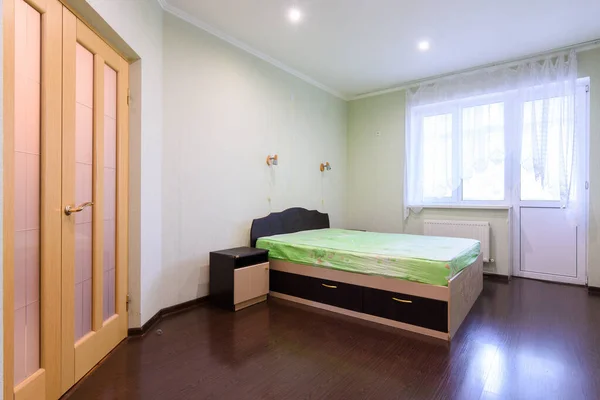 Schlafzimmereinrichtung Mit Einem Bett Der Mitte Und Einem Großen Fenster — Stockfoto