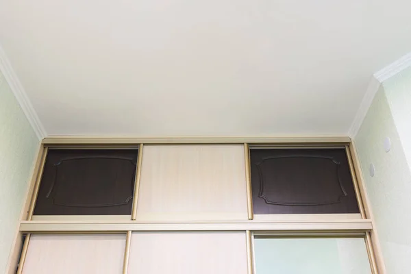 Mezzanine Vaatekaappi Lähikuva Sisätilojen Makuuhuoneessa — kuvapankkivalokuva